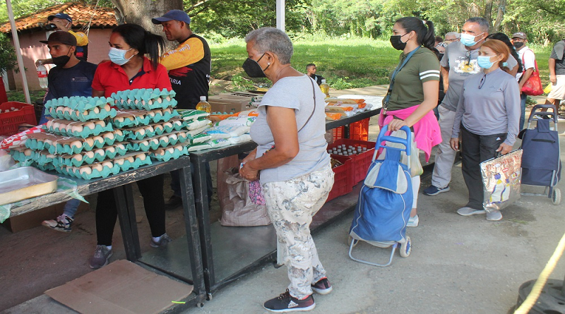 Distribuyen seis toneladas de alimentos en Nueva Casarapa