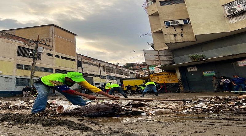 Despliegan equipos de atención a zonas afectadas por fuertes lluvias en Antímano﻿