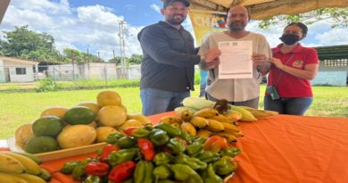 Entregan títulos de adjudicación de tierras a campesinos de Monagas