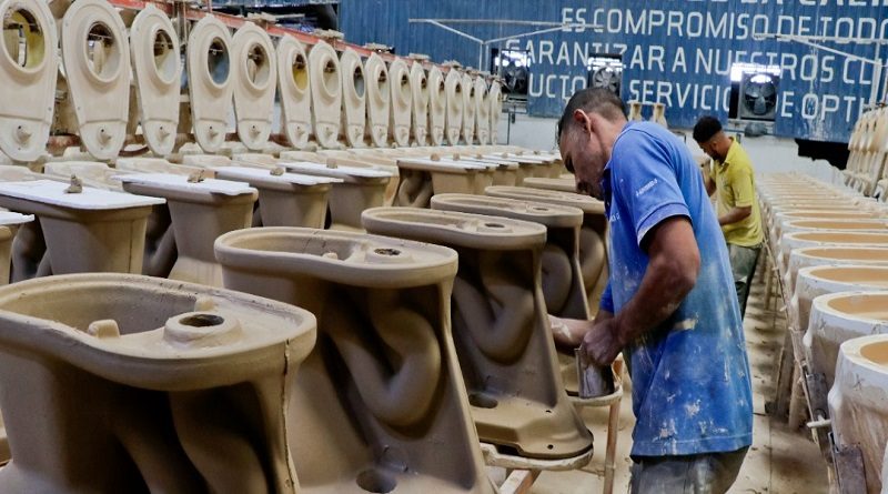 Trabajadores de Sanitarios Maracay reafirman compromiso con el impulso del Motor Industrial