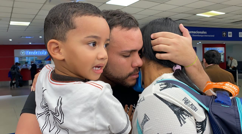 Familiares y tripulantes del avión de Emtrasur se reencuentran en Argentina