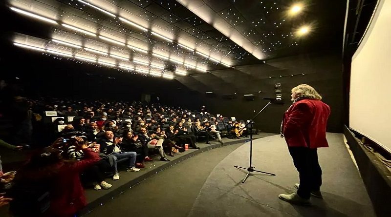Proyectan la película "Hijos de la tierra" en Bolivia