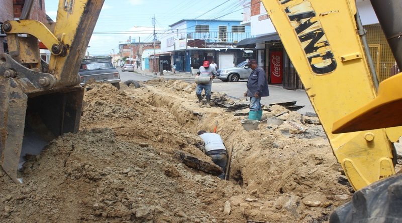 Sustituyen más de 100 metros de colectores en Piñonal a través del sistema 1x10 en Aragua