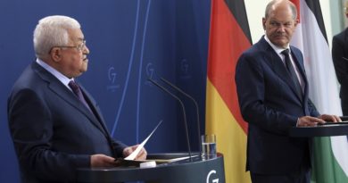 Las declaraciones del mandatario palestino se produjeron durante una rueda de prensa en Berlín con el canciller alemán, Olaf Scholz (Wolfgang Kumm / AP)
