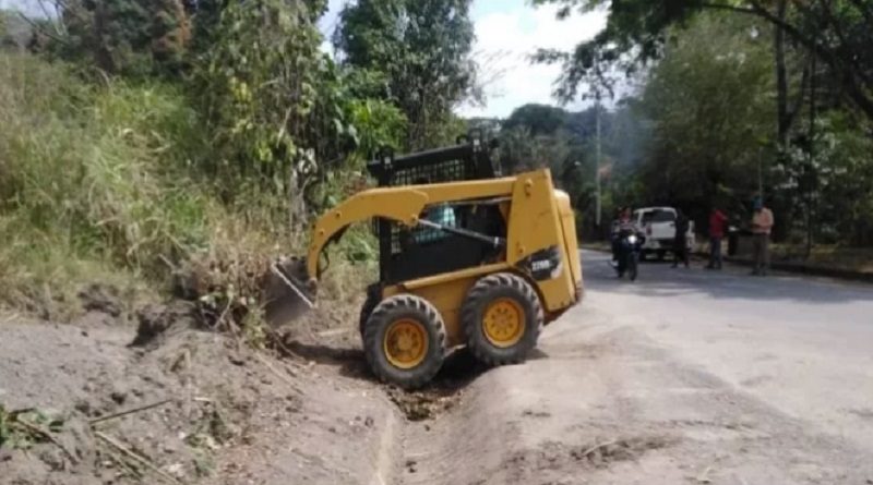 Transportan material granular y piedra picada a zona de deslave en Portuguesa