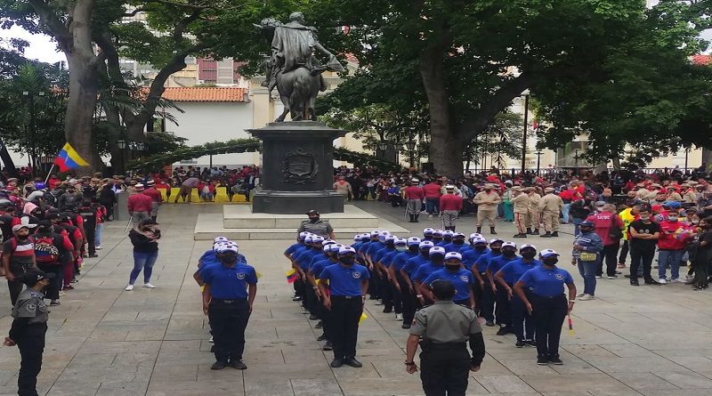 Realizan caminata en centro de Caracas para celebrar Día de la Bandera