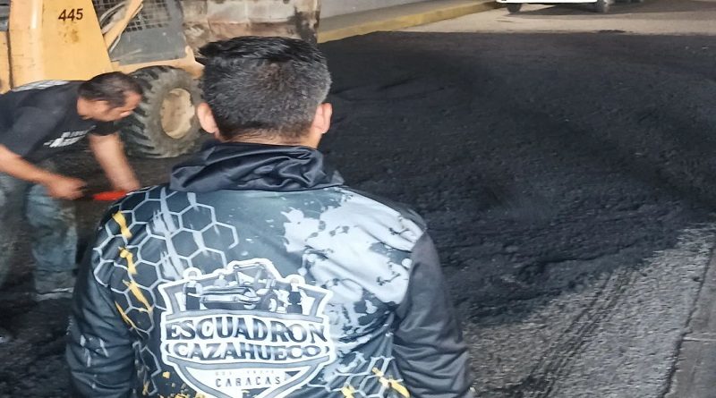 Realizan labores de bacheo en avenidas de la parroquia El Recreo en Caracas