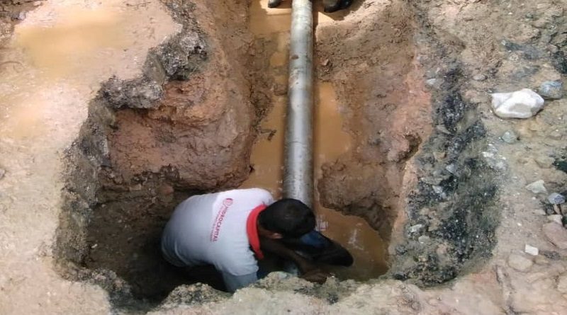 Reparan fuga de agua potable en zona industrial del Este de Guarenas