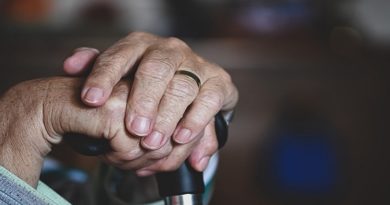 Adultos mayores que duermen menos de siete horas podrían afectar su salud