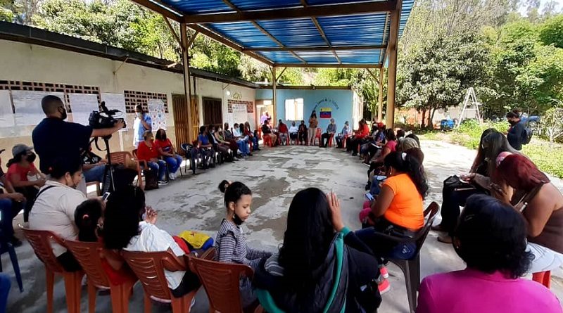 Debaten sobre Mapa de Soluciones y ACA con Comunas de Caracas