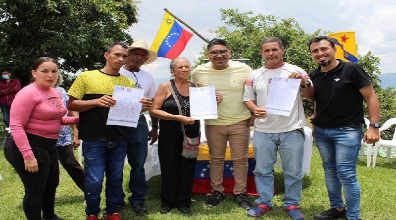 Entregan títulos de tierra agraria a productores de Santos Michelena