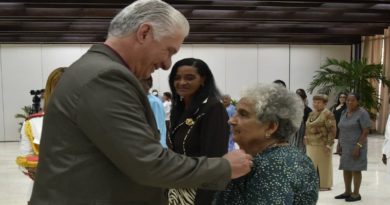 En el acto cinco cubanas fueron reconocidas con la Orden “Mariana Grajales” y veinte con la Orden “Ana Betancourt”. | Foto: Presidencia de Cuba