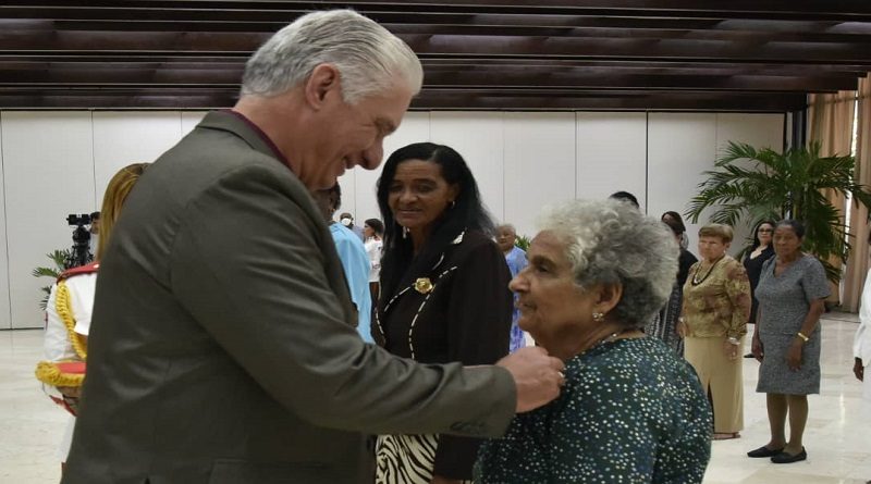 En el acto cinco cubanas fueron reconocidas con la Orden “Mariana Grajales” y veinte con la Orden “Ana Betancourt”. | Foto: Presidencia de Cuba