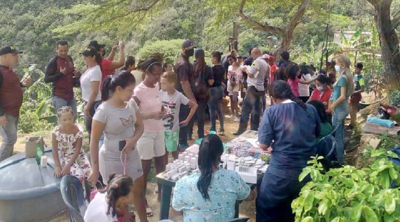 Gobernación de La Guaira atiende a familias de Los Hornitos
