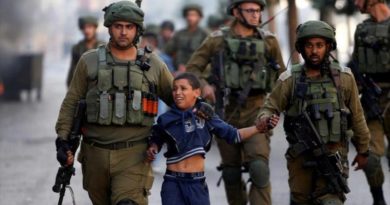 Soldados israelíes detienen a un niño palestino durante enfrentamientos en la ciudad de Al-Jalil (Hebrón), 13 de octubre de 2017. (Foto: Reuters)