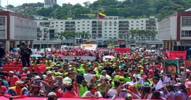 Marcha de Clase Obrera entrega a ministro del trabajo pliego de peticiones para discusión en Mesa de Trabajo de Alto Nivel