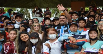 Cien estudiantes merideños con mejores promedios disfrutan vacaciones en La Guaira