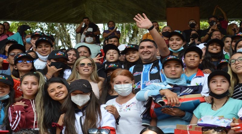 Cien estudiantes merideños con mejores promedios disfrutan vacaciones en La Guaira