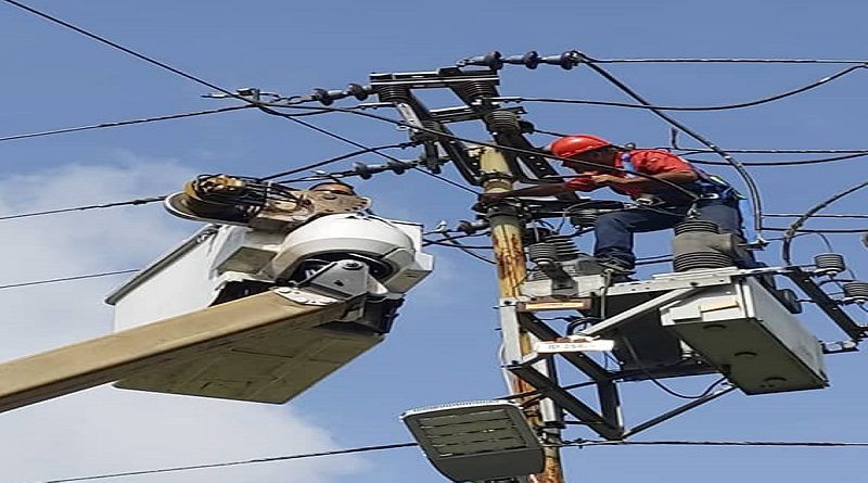 Corpoelec realiza mantenimiento correctivo en la urbanización Club de Campo Calles