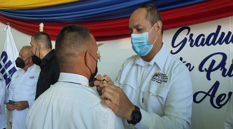 El ministro del Poder Popular para el Transporte, Ramón Velásquez Araguayán, encabezó el acto de graduación de 26 nuevos pilotos privados y 47 inspectores aeronáuticos