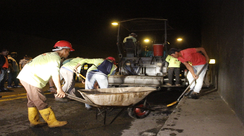 Colocan 50 toneladas de asfalto para bacheo en túneles Mérida-El Vigía