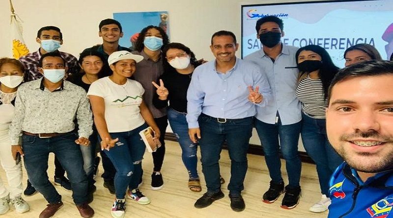 Abanderan a jóvenes guaireños becarios de Fundayacucho