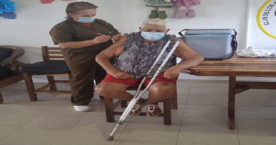 Adultos mayores beneficiados con jornada médica en Ciudad Caribia