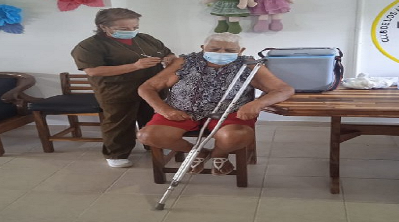 Adultos mayores beneficiados con jornada médica en Ciudad Caribia