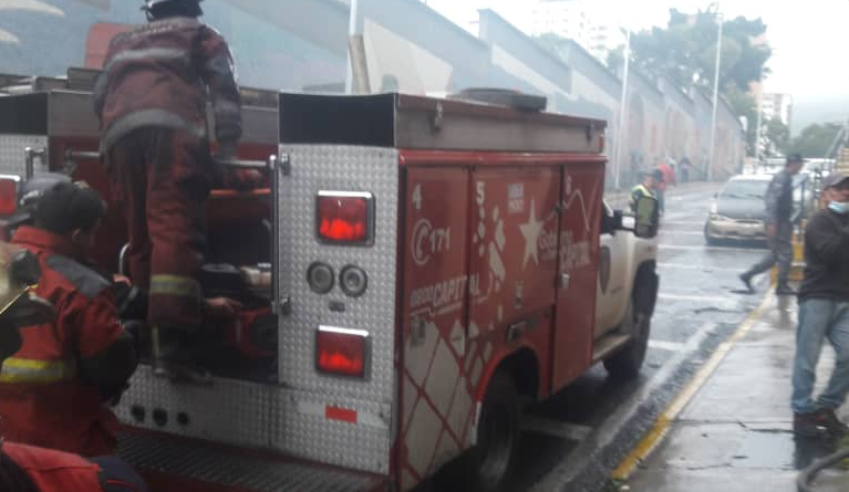 Bomberos socavan incendio en comercio de la avenida Baralt