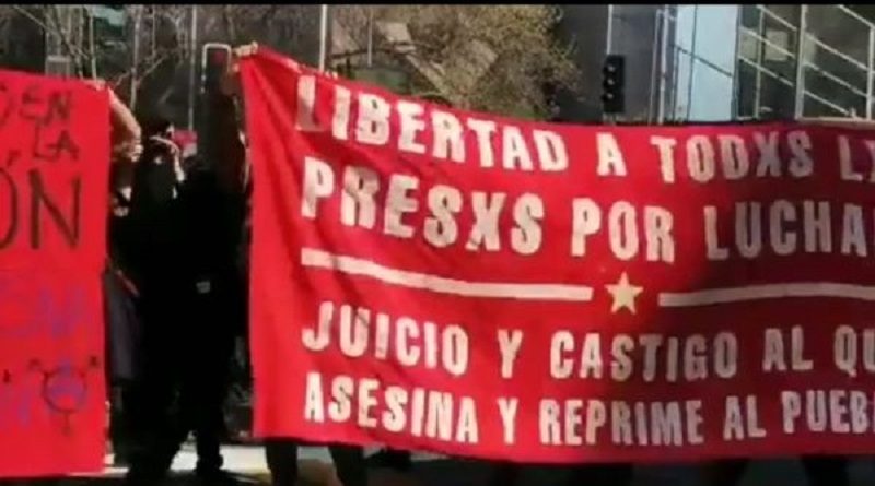 Estudiantes chilenos realizan masiva marcha hacia La Moneda