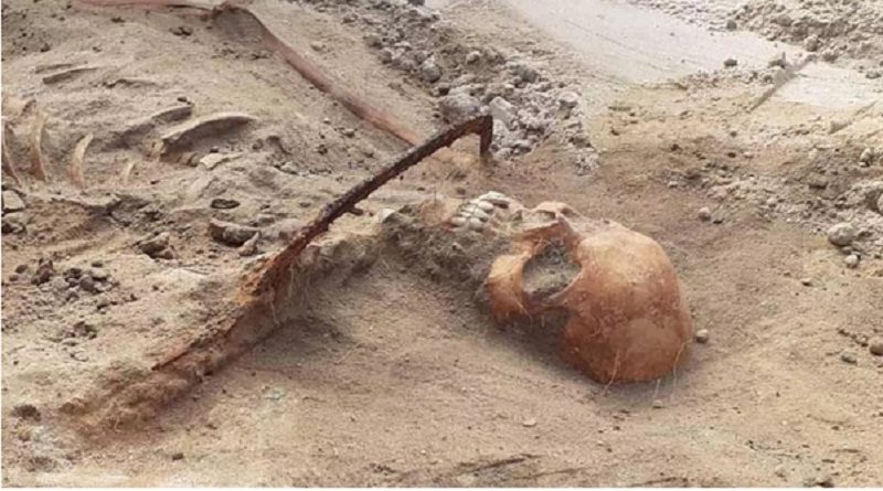 Encuentran en Polonia tumba de vampira con una hoz en el cuello