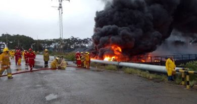 Combaten incendio causado por rayo en laguna de desechos de Refinería Puerto La Cruz