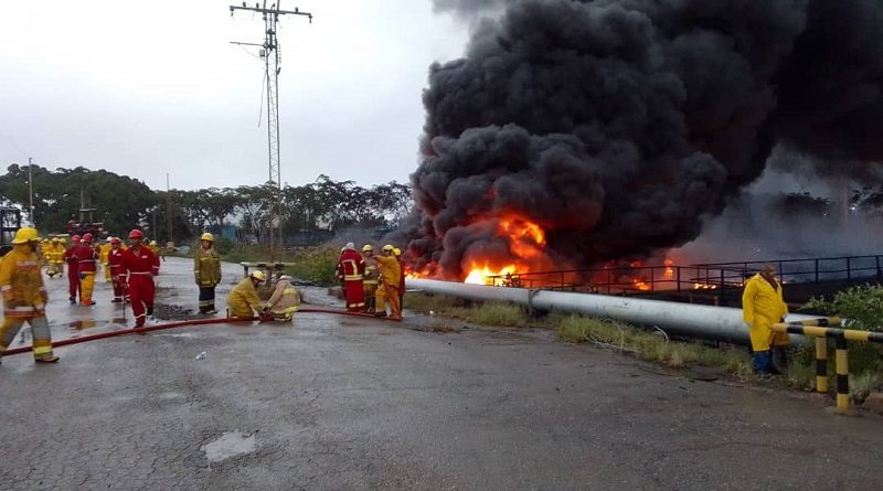 Combaten incendio causado por rayo en laguna de desechos de Refinería Puerto La Cruz