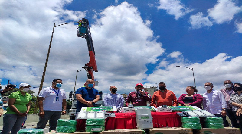 Instalan cableado eléctrico y luminarias en elevado Bicentenario de Los Teques