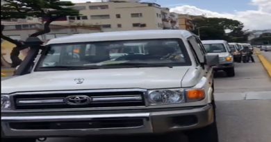 Alcaldía de Caracas entrega vehículos en parroquias El Paraíso y Santa Rosalía