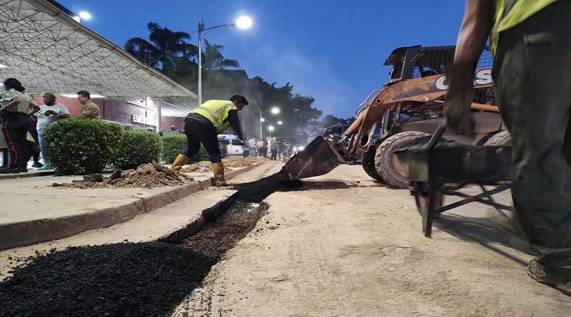 Colocadas más de 20 toneladas de asfalto en vialidad principal de Hospital Victorino Santaella