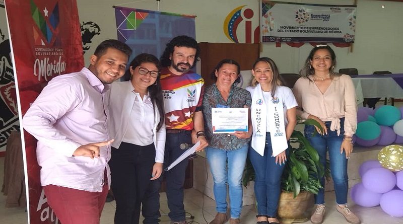 Certificados primeros 100 participantes del Diplomado en Emprendimiento Comunitario en Mérida