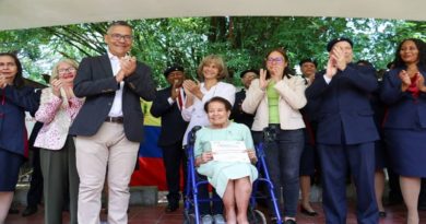 Honran a la cultora Evelia Monascal con el premio Aquiles Nazoa