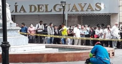 La policía confirmó que dos sujetos fueron detenidos en el cerro Santa Ana, tras una intensa persecución. Al menos siete indicios balísticos fueron recogidos de la escena. | Foto: Fiscalía/Ecuador