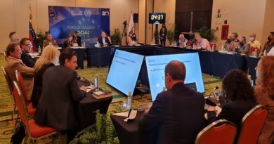 Centrales de trabajadores y ministro Torrealba se reúnen en Foro del Diálogo Social