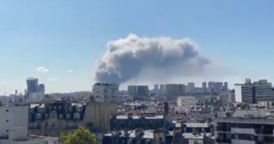 Fuerte incendio en un almacén del mercado de Rungis en las afueras de París