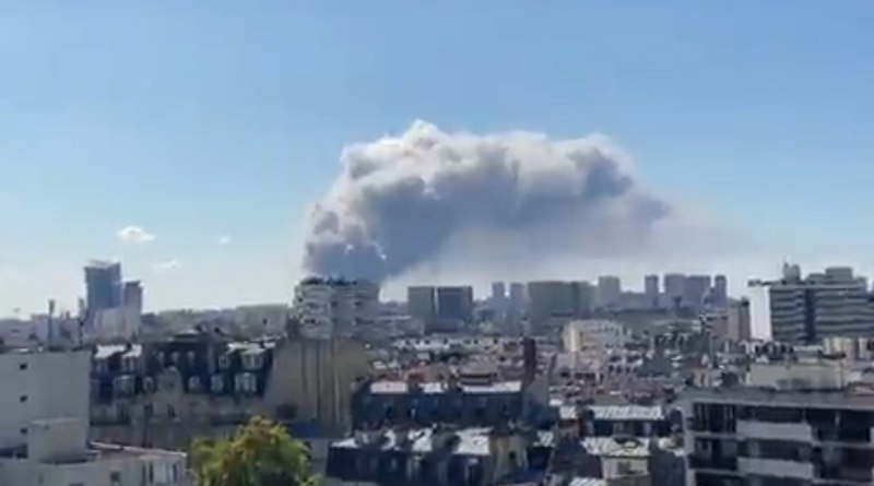 Fuerte incendio en un almacén del mercado de Rungis en las afueras de París