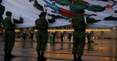 Izada bandera de México en memoria de víctimas de los sismos de 1985 y 2017