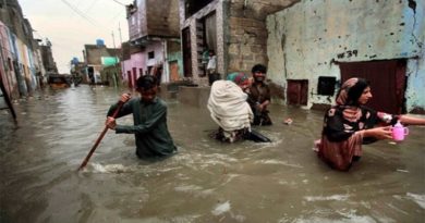 Ciudadanos de Pakistán construyen barreras para contener subida de aguas