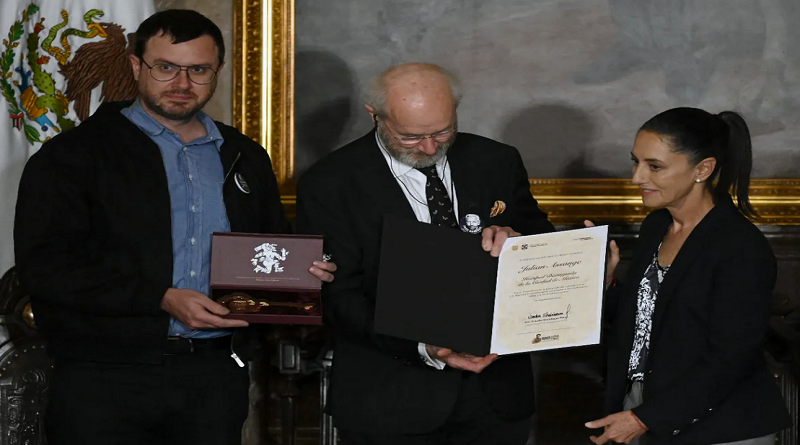 Julian Assange es homenajeado como huésped distinguido de la Ciudad de México