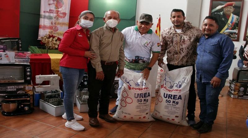 Entregan más de 42 mil bolívares en créditos a emprendedores de municipios Crespo e Iribarren en Lara