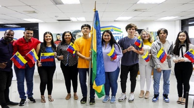 Abanderan a estudiantes anzoatiguenses becados por Fundayacucho para estudiar en el exterior﻿