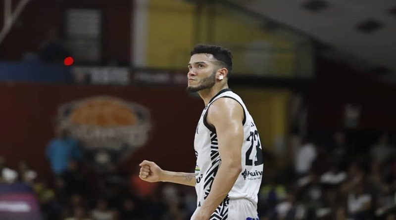 Anthony Pérez fue distinguido con el premio al Regreso del Año en la Superliga