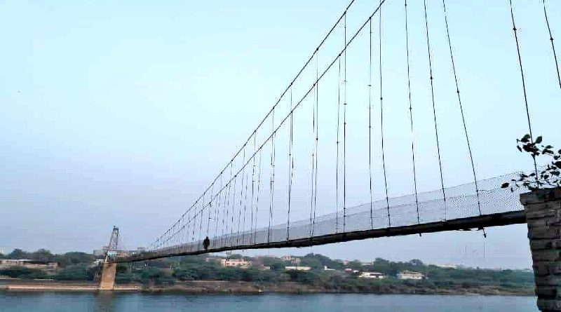 Colapso de puente colgante en India deja al menos 40 fallecidos