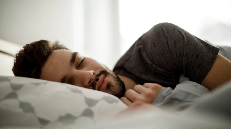 Dormir de lado: estos son los beneficios que tiene para la salud